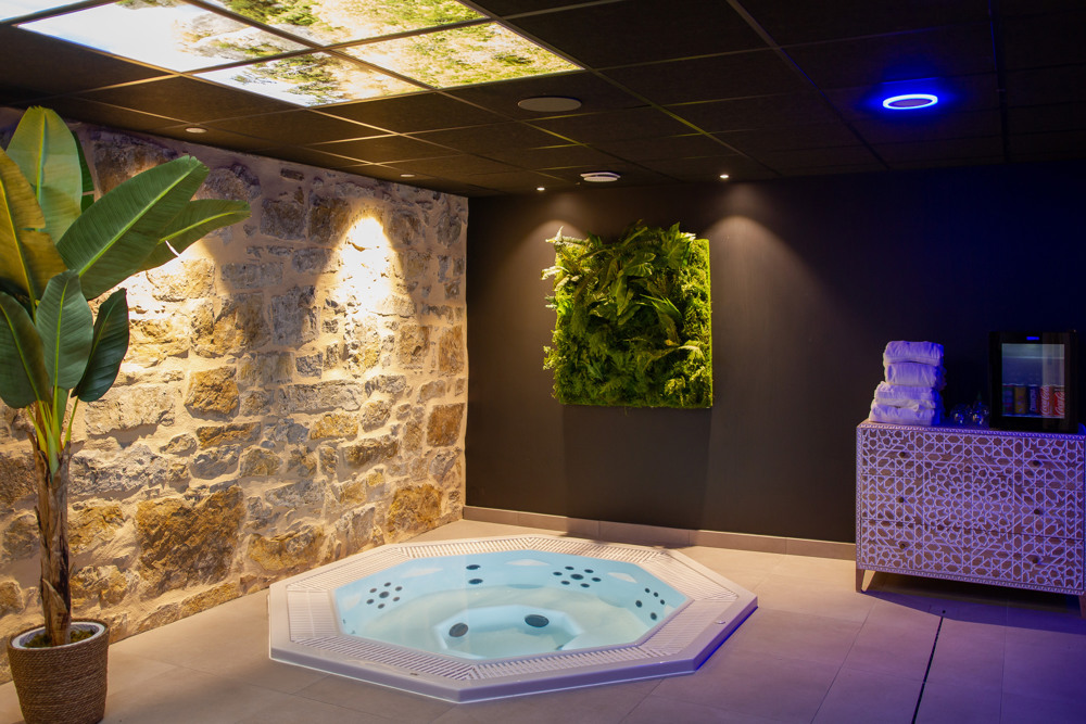 jacuzzi de l’espace bien-être du camping Val de Cantobre