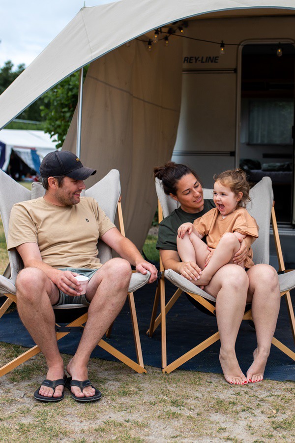 gezin aan het kamperen met tent