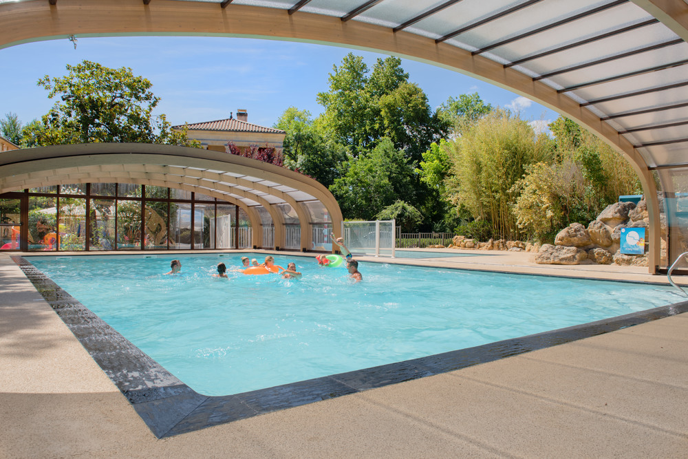 piscine couverte avec sa terrasse