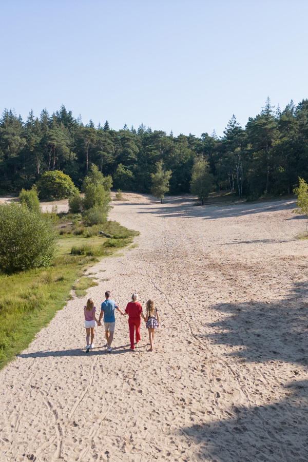 Camping Utrechtse Heuvelrug gezin natuur zandvlakte drone