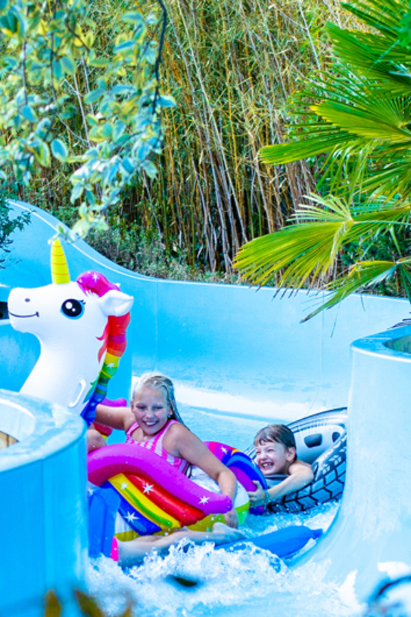 Camping met 4 zwembaden een vierdubbele waterglijbaan RCN le Moulin de la Pique Dordogne