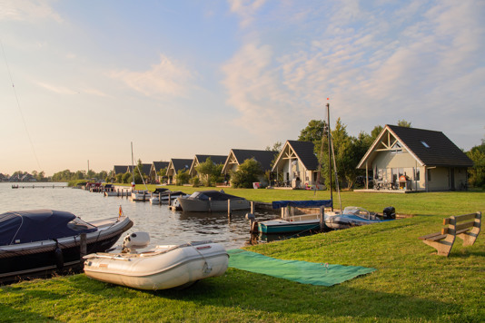 Vakantiepark Friesland met zwembad aan het Sneekermeer