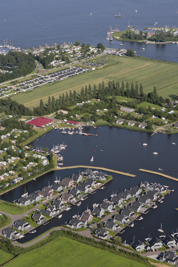 Camperplaats aan het Sneekermeer in Friesland