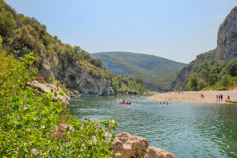 plage de sable au bord de la rivière l’Ardèche